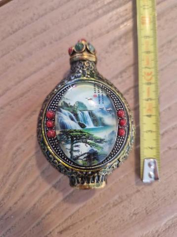 Verschillende antieke parfumflesjes uit China. 20 euro p.st. beschikbaar voor biedingen