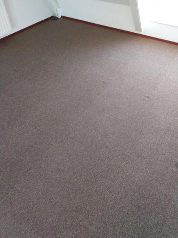 vloerbedekking tegels bruine tint beschikbaar voor biedingen