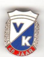 VK 40 jaar emaille speld, Verzamelen, Speldjes, Pins en Buttons, Verzenden, Zo goed als nieuw