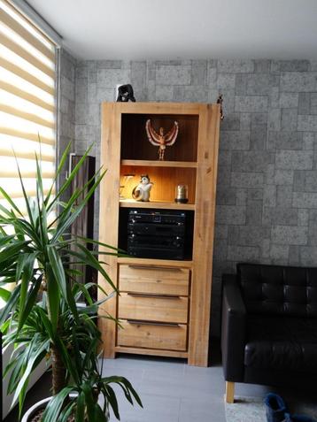  Massief houten hoge kast beschikbaar voor biedingen