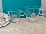 Twee Douwe Egberts koffie- of theeglazen met oor en logo, Gebruikt, Verzenden, Glas, Overige stijlen
