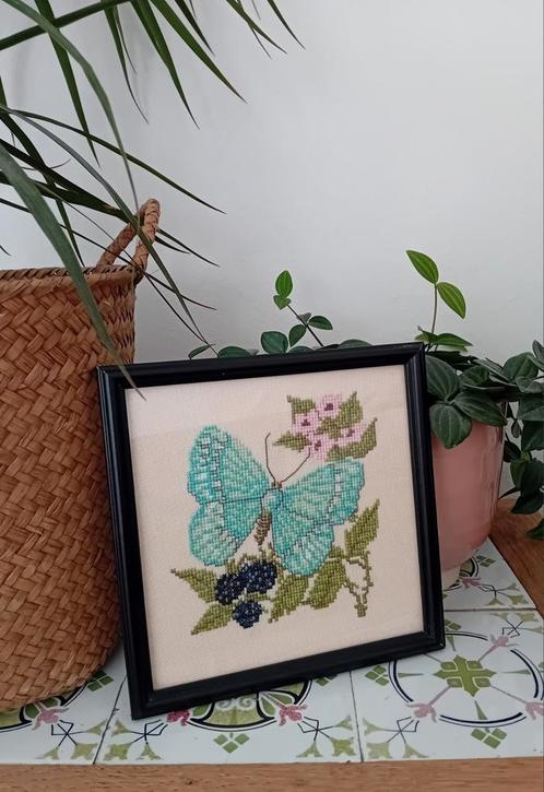 Vintage Geborduurd Schilderij - Blauwe Vlinder, Antiek en Kunst, Antiek | Kleden en Textiel, Ophalen of Verzenden