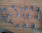Witmetalen figuren - 18 personen en 2 katten schaal 1:32, Ophalen of Verzenden, Zo goed als nieuw, 1:50 of kleiner, Figuur of Figuren
