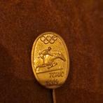 SPELDJE Olympische spelen 1964 Tokyo Paardrijden, Verzamelen, Speldjes, Pins en Buttons, Ophalen of Verzenden, Zo goed als nieuw