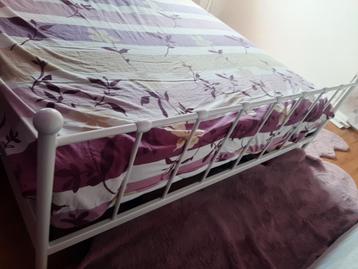 Bed met 2 nachtkastjes
