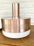 Zweedse hanglamp, jaren 60. Opaalglas met koperkleurige rand, Gebruikt, Ophalen of Verzenden, Glas, Scandinavisch vintage