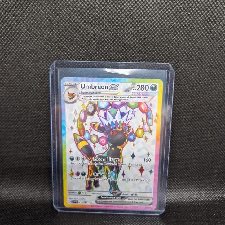 Umbreon EX Prismatic Evolutions NearMint Promo, Hobby en Vrije tijd, Verzamelkaartspellen | Pokémon, Zo goed als nieuw, Ophalen of Verzenden