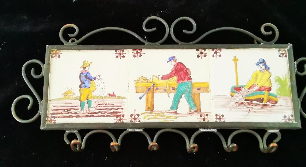 Vintage Sleutelrekje met Tegels zaaier timmerman visser, Antiek en Kunst, Antiek | Wandborden en Tegels, Ophalen of Verzenden