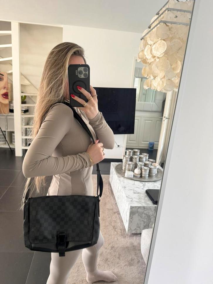 Originele louis vuitton tas zwart grijs zeer goede staat!, Sieraden, Tassen en Uiterlijk, Tassen | Schoudertassen, Zo goed als nieuw