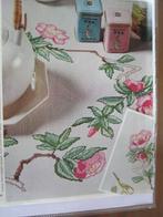 Borduurpatroon  Wilde roos op kleed   nr 5001 381, Hobby en Vrije tijd, Borduren en Borduurmachines, Verzenden, Nieuw, Handborduren
