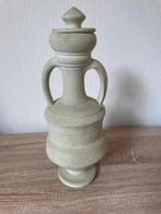 Mooi bewerkte Terracotta vaas met grepen en deksel, Antiek en Kunst, Antiek | Vazen, Ophalen of Verzenden