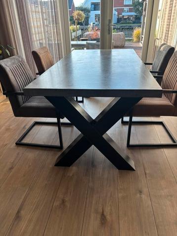 Betonlook tafel met stalen poten + 6 stoelen beschikbaar voor biedingen