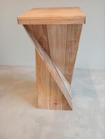 Sta tafel van karton beschikbaar voor biedingen