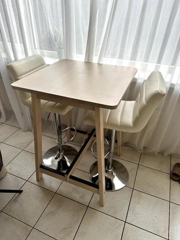 Stijlvolle houten eettafel + 2 stoelen beschikbaar voor biedingen