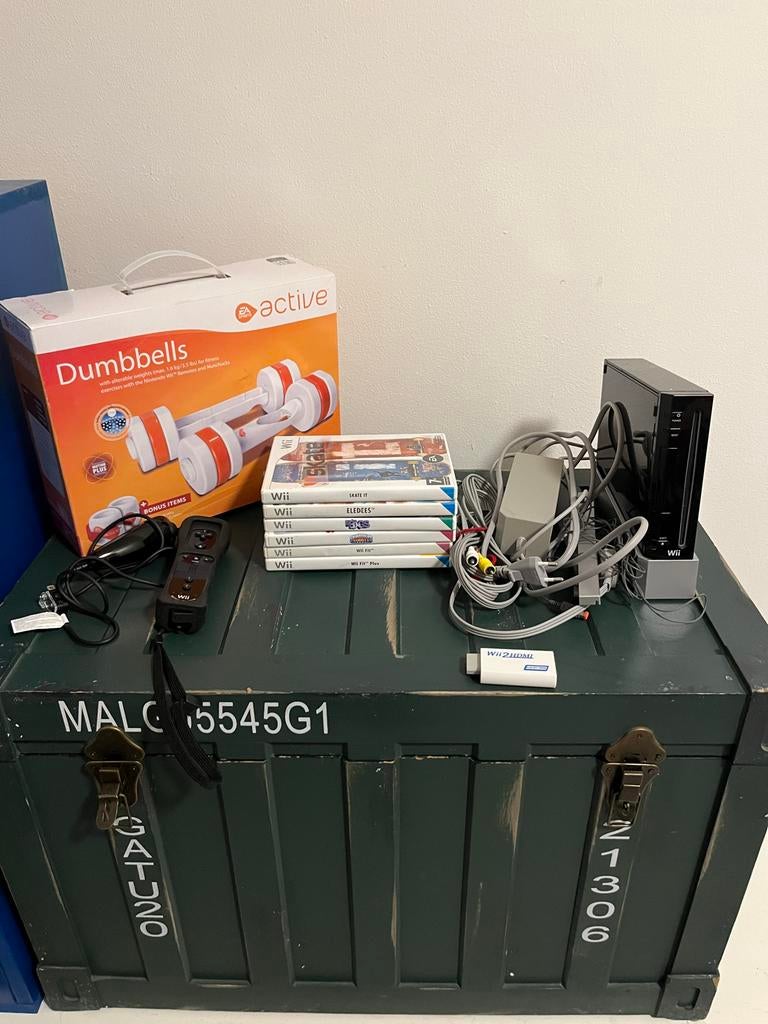 Nintendo Wii met 6 spellen + EA Dumbbells set, Gebruikt, Eén computer, Ophalen of Verzenden, 3 spelers of meer