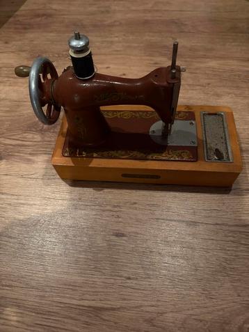 Antieke Kinder Naaimachine - USSR beschikbaar voor biedingen