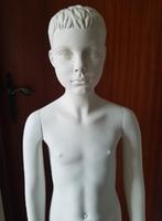Aparte paspop van jongen op ronde glazen voet (H=132 cm.), Ophalen