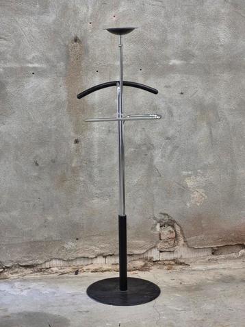 Dressboy vintage. Chroom en zwart metaal beschikbaar voor biedingen