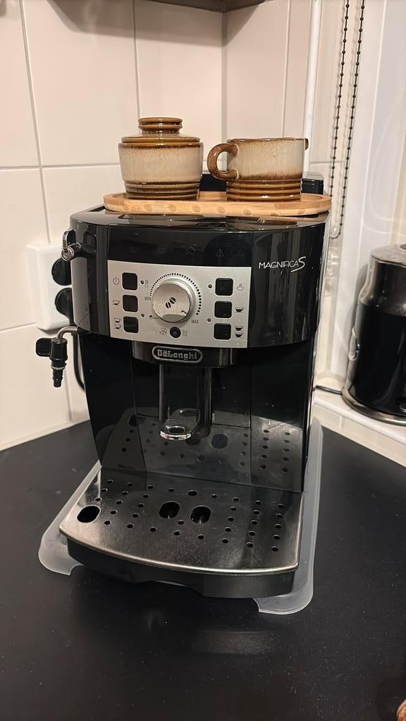 Delonghi magnifica S, Witgoed en Apparatuur, Koffiezetapparaten, Zo goed als nieuw, Koffiebonen, Koffiemachine, 2 tot 4 kopjes