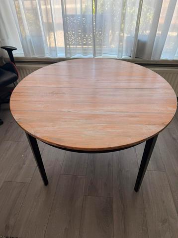 Stevige Ronde tafel beschikbaar voor biedingen