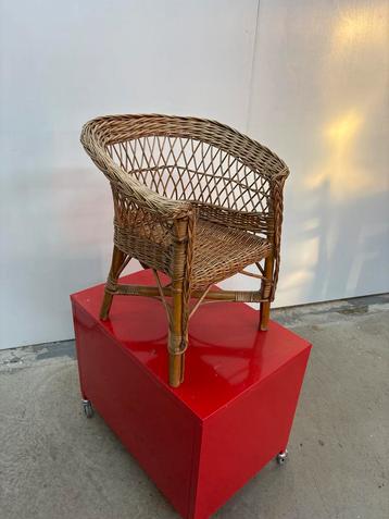 Antiek Rieten kinder / poppenstoeltje beschikbaar voor biedingen