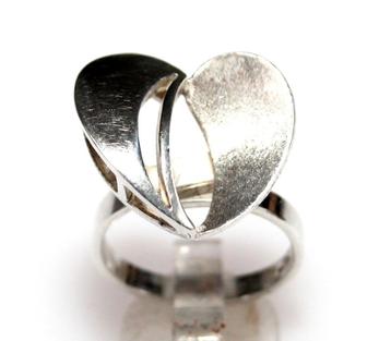 Prachtige Opengewerkte Sterling Zilver Hart Ring beschikbaar voor biedingen