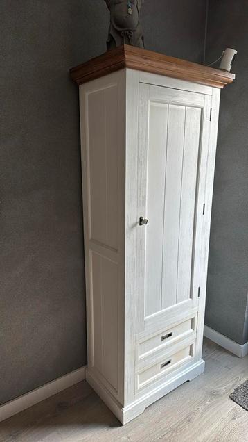 Hoge witte kast met houten bovenrand beschikbaar voor biedingen