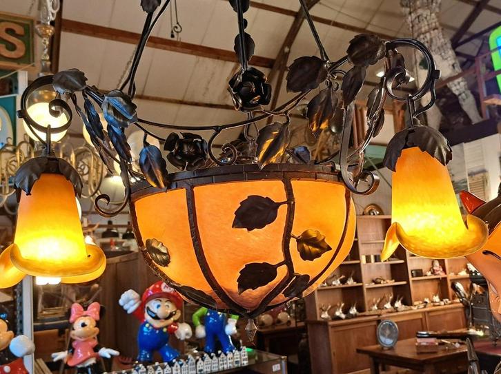 Hanglamp smeedijzer met glas Pate de Verre stijl top lampen, Antiek en Kunst, Antiek | Lampen, Ophalen