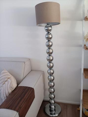 Zilverkleurige bollen vloerlamp  beschikbaar voor biedingen
