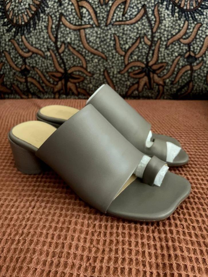 Sandalen/hakken MM6 Maison Margiela (maat 36) taupe/khaki, Kleding | Dames, Schoenen, Nieuw, Sandalen of Muiltjes, Overige kleuren