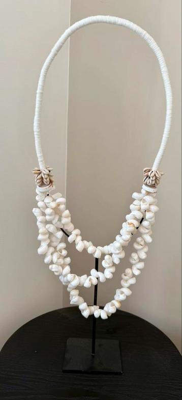Schelpenketting op standaard - ornament beschikbaar voor biedingen