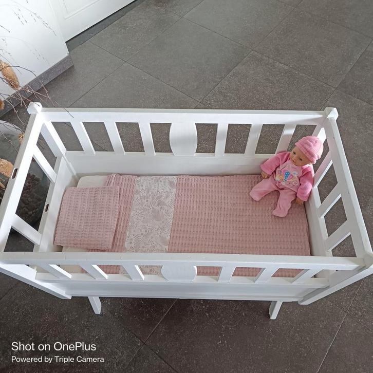 Poppenbed / Wieg met matras en beddengoed, Kinderen en Baby's, Babywiegjes en Ledikanten, Gebruikt, Wieg, Ophalen