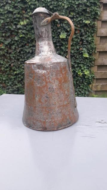 Koperen waterkan kruik antiek patina gravering inscriptie  beschikbaar voor biedingen