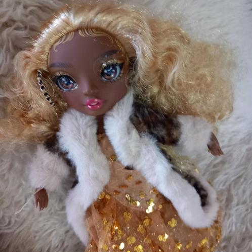 rainbow pop met kastje makup fohn zo goed als nieuw  koopje, Kinderen en Baby's, Speelgoed | Poppen, Zo goed als nieuw, Overige typen