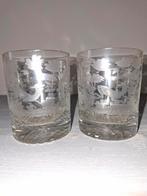 2 rijkelijk gegraveerde whisky glazen, Antiek en Kunst, Ophalen of Verzenden