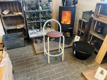 Witte industiele kruk , zithoogte circa 65cm beschikbaar voor biedingen