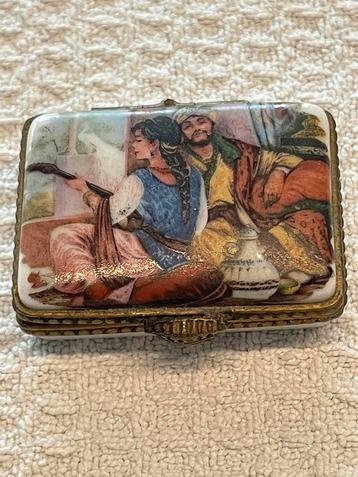 Limoges France, pillendoosje Oosters decor beschikbaar voor biedingen