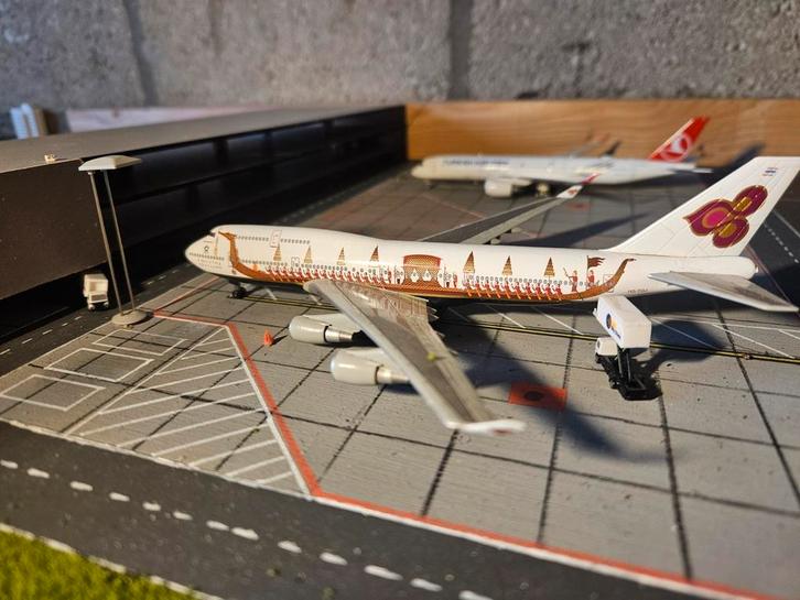 Thai Boeing 747-400 1:400, Verzamelen, Luchtvaart en Vliegtuigspotten, Zo goed als nieuw, Schaalmodel, Ophalen of Verzenden