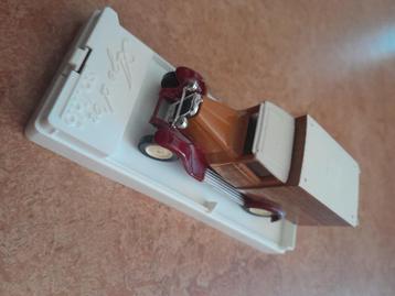 Fraaie "Bijenkorf" bezorgauto. beschikbaar voor biedingen