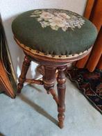 Vintage houten krukje met geborduurde zachte zitting, Ophalen, Gebruikt, Hout