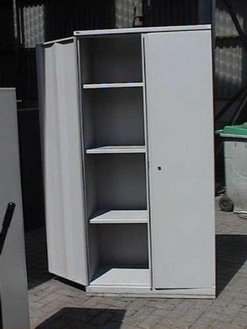 Stalen 2 deurs werkplaatskasten beschikbaar voor biedingen