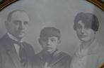 Gekke oude foto van een gezinnetje., Verzamelen, Foto's en Prenten, Gebruikt, Ophalen of Verzenden, Foto, Voor 1940