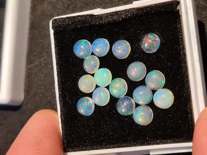 Lot Ethiopische opalen – 5,13 ct totaal – ca. 5 mm cabochons, Sieraden, Tassen en Uiterlijk, Edelstenen, Zo goed als nieuw, Ophalen of Verzenden