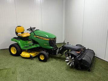 John Deere X304 zitmaaier 4 wheel steer. Inclusief veegbezem beschikbaar voor biedingen