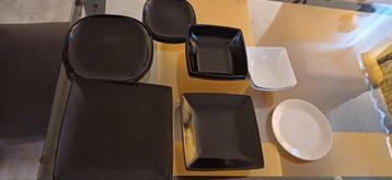 Zwart borden servies beschikbaar voor biedingen