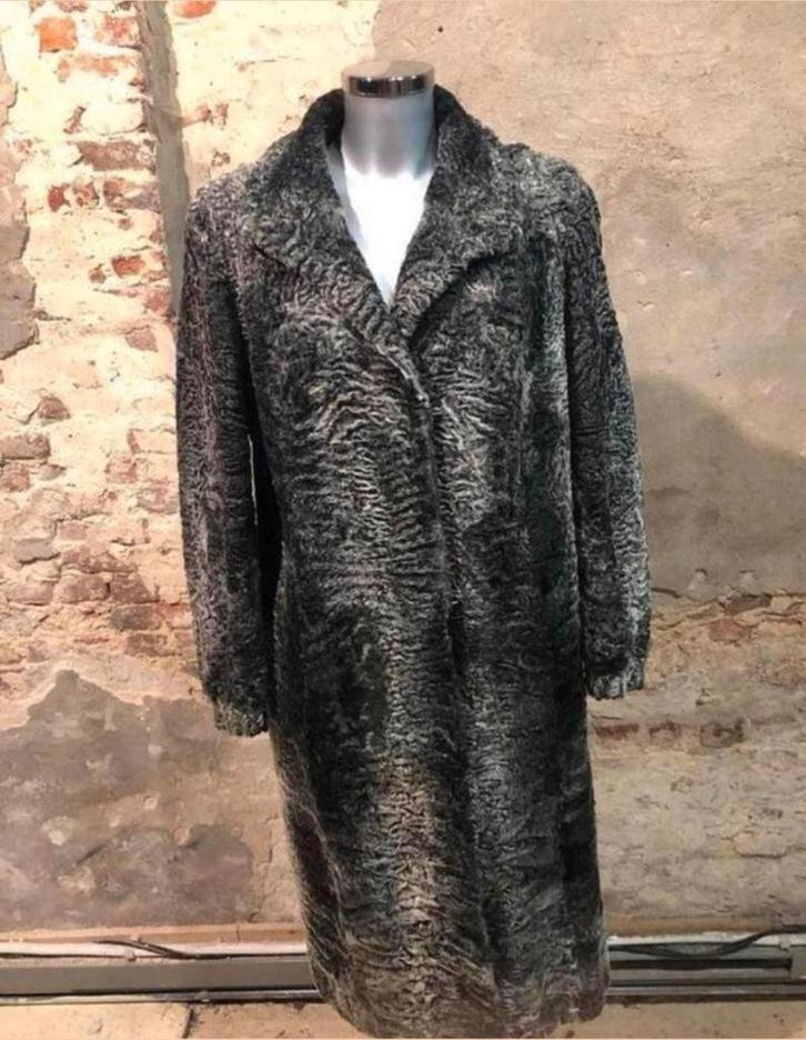 Mooie grijze astrakan bontjas / jas maat 42, Kleding | Dames, Jassen | Winter, Gedragen, Maat 42/44 (L), Grijs, Ophalen of Verzenden