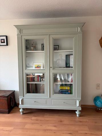 Prachtige Brocante Vitrinekast beschikbaar voor biedingen