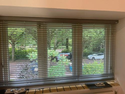 Grijze jaloezieën / lamellen L112 x B195 Joe Benelli, Huis en Inrichting, Stoffering | Gordijnen en Lamellen, Zo goed als nieuw