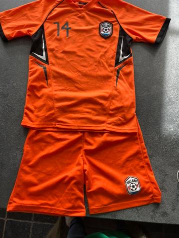 Oranje tenue maat 146-152