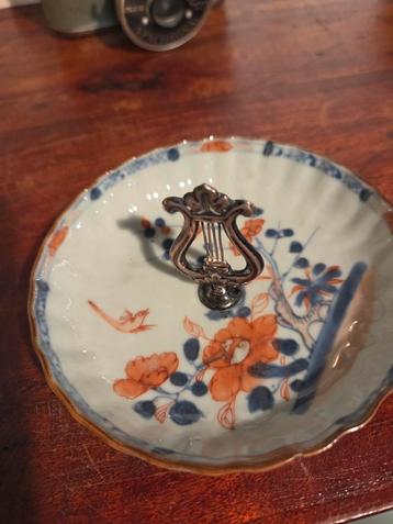 Antiek Chinees, Japans porselein schoteltje met harp beschikbaar voor biedingen